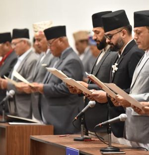 नवनिर्वाचित प्रतिनिधिसभा सदस्यद्वारा शपथ