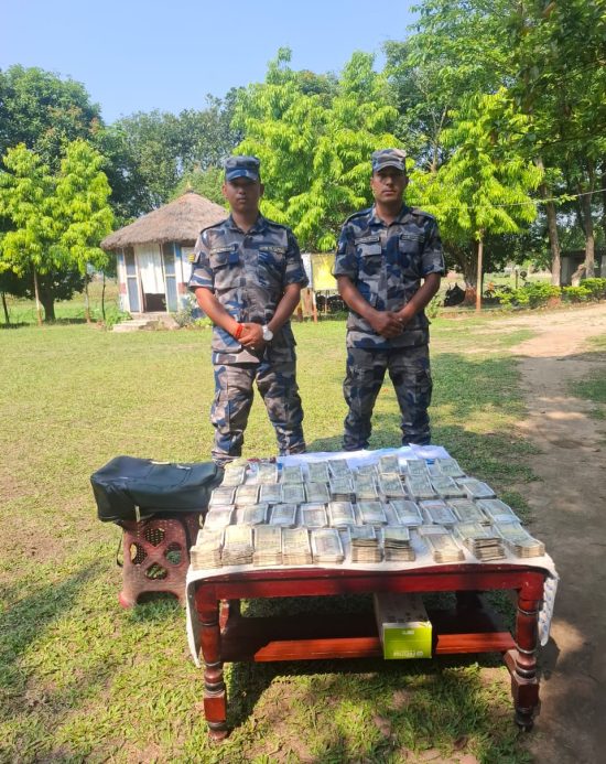 मोरङबाट २० लाख भारतीय रुपैयाँ बरामद,प्रहरीलाई देखेपछि २० लाखको झोला छाडेर भागे