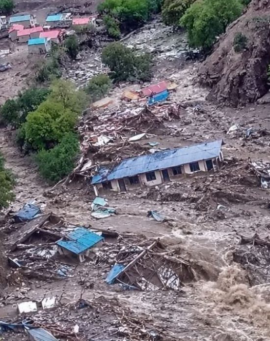 अचानकको असिना पानी र पहिरोले हुम्लामा विद्यालय नै पुर्याे