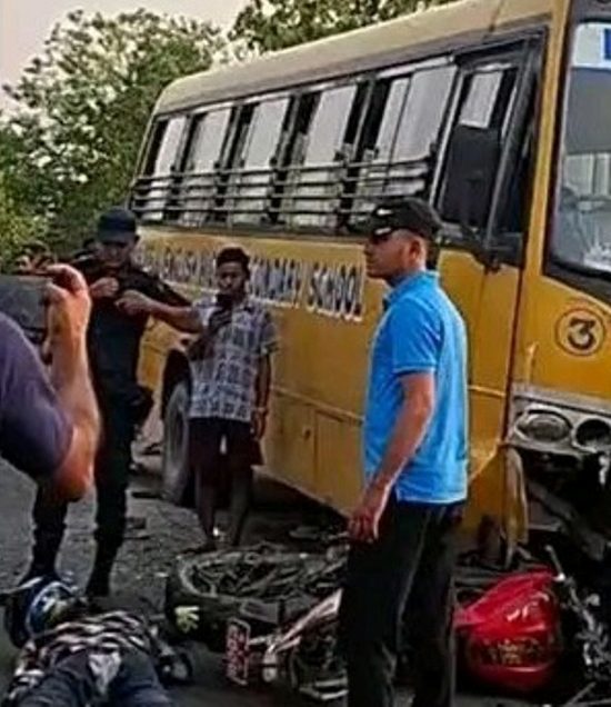 झापामा स्कुल बससँग मोटरसाइकल ठोक्किँदा २ जनाको मृत्यु
