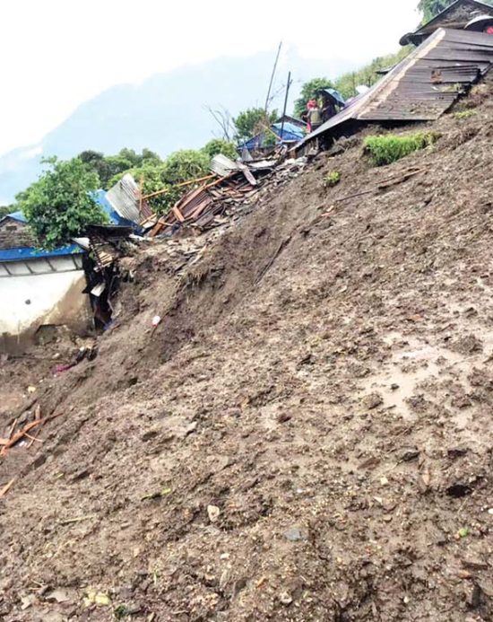 अविरल वर्षापछि संखुवासभा र ताप्लेजुङमा पहिरो–बाढीको कहर