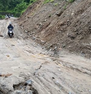 पहिरो र सडक भासिँदा मेची राजमार्ग अवरुद्ध