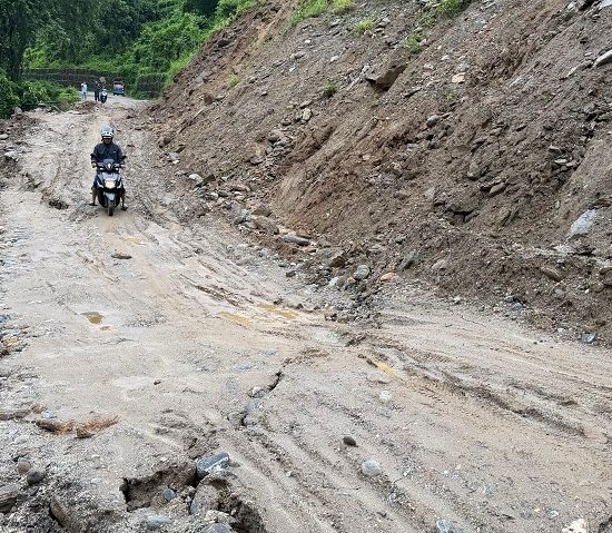 पहिरो र सडक भासिँदा मेची राजमार्ग अवरुद्ध
