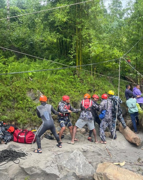 मोदी खोलाको बाढीमा फसेका तीन जनाको सशस्त्र प्रहरीद्वारा सकुशल उद्धार