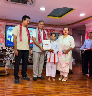 एभरेष्ट स्कुलका कराँते खेलाडीलाई बेल्ट र प्रमाणपत्र वितरण
