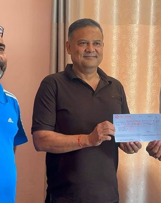 रसुवा बाढीपीडितकालागि युवा व्यवसायी मनोज चौहानद्वारा पाँचलाख ५० हजार सहयोग