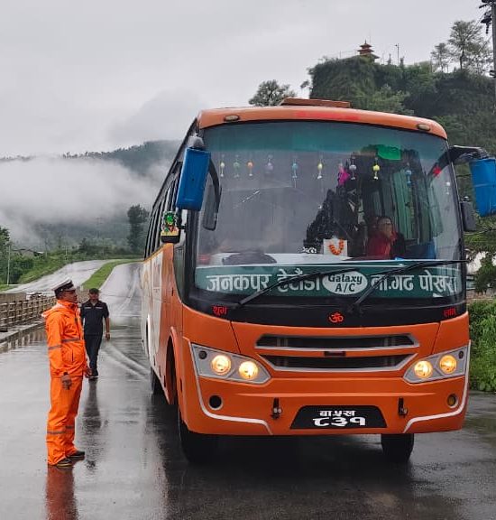 बिहानैदेखि यी १६ जिल्लाका १९ ठाउँमा अवरुद्ध छ मुख्य राजमार्ग सूचीसहित