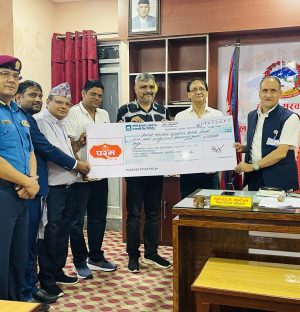 भोटेकोशी बाढी प्रभावितकालागि सुर्योदय मिल्क एण्ड बेभरेजद्वारा पाँचलाख ५५ हजार सहयोग