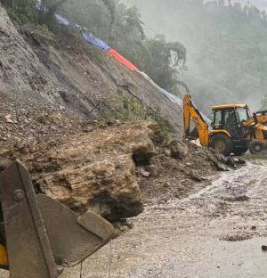 अविरल वर्षाले ठाउँ ठाउँमा सडक अवरुद्ध, सतर्कता अपनाउन आग्रह