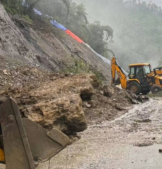 अविरल वर्षाले ठाउँ ठाउँमा सडक अवरुद्ध, सतर्कता अपनाउन आग्रह