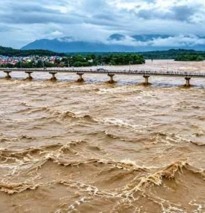 देशभर भारी वर्षाको वितण्डाः हिमलुङमा १० बेपत्ता, ६ जनाको मृत्यु, पुल–सडक बग्यो, बस्ती डुबानमा