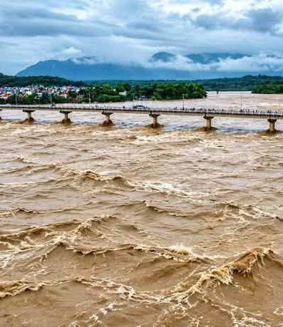 देशभर भारी वर्षाको वितण्डाः हिमलुङमा १० बेपत्ता, ६ जनाको मृत्यु, पुल–सडक बग्यो, बस्ती डुबानमा