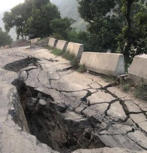 धादिङको गलौदीमा सडक भासियो, पृथ्वी राजमार्ग ठप्प