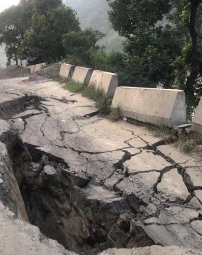 धादिङको गलौदीमा सडक भासियो, पृथ्वी राजमार्ग ठप्प