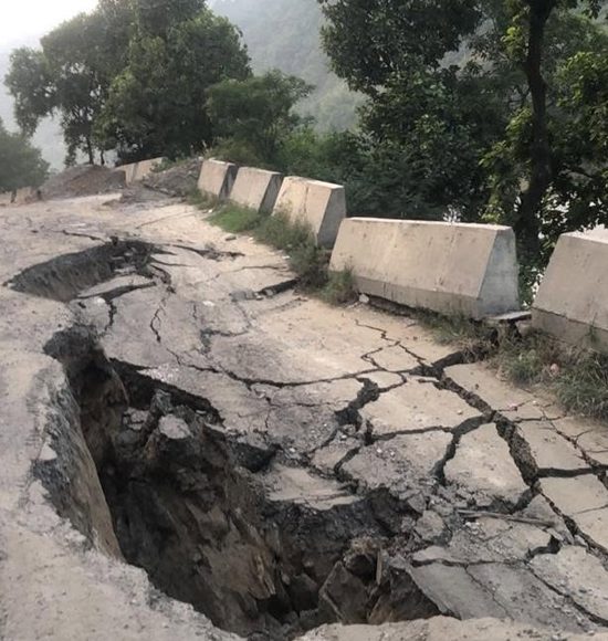 धादिङको गलौदीमा सडक भासियो, पृथ्वी राजमार्ग ठप्प